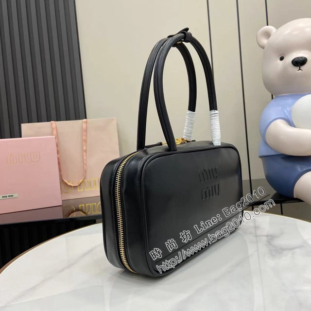 MIU MIU專櫃繆繆最新款黑色原廠皮手提女包 jh2655型號：5BB172